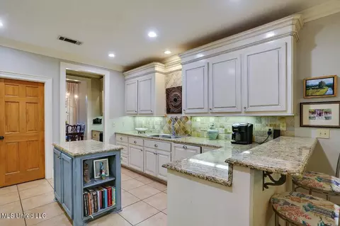 Kitchen - 824 Aberdeen Cv, Madison, MS 39110 photo 3 of 4