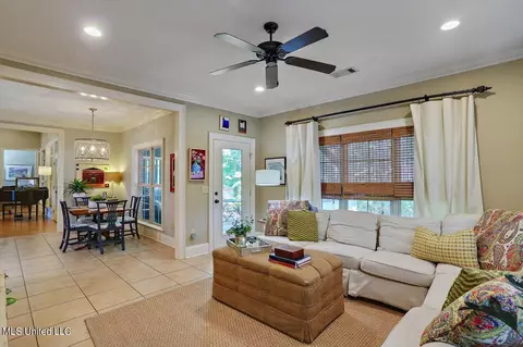 Living - 824 Aberdeen Cv, Madison, MS 39110 photo 4 of 5
