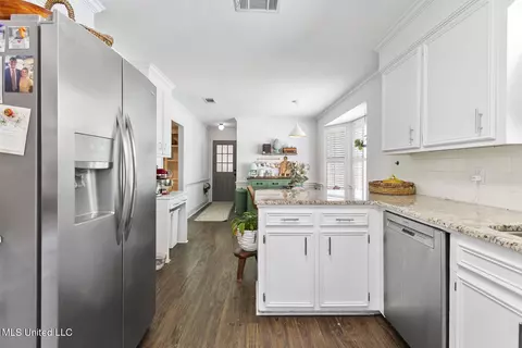 Kitchen - 452 Mockingbird Ln, Madison, MS 39110 photo 3 of 3