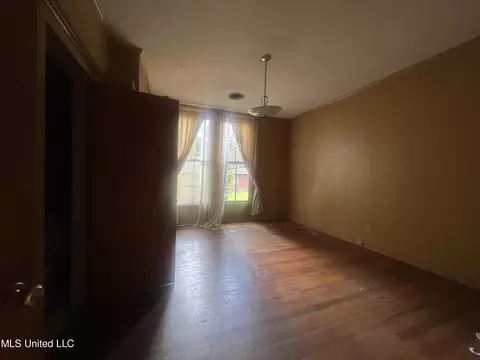 77 S College St, Grenada, MS 38901 photo 5
