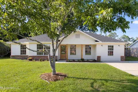 3907 Yosemite Dr, Ocean Springs, MS 39564