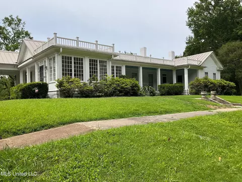 315 W Chulahoma Ave, Holly Springs, MS 38635