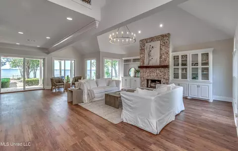 Living - 92 Grandview Cir, Brandon, MS 39047 photo 9 of 9