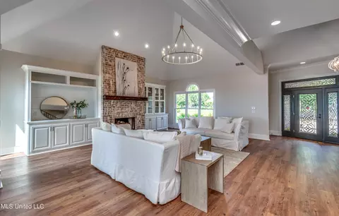 Living - 92 Grandview Cir, Brandon, MS 39047 photo 3 of 9