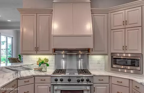 Kitchen - 92 Grandview Cir, Brandon, MS 39047 photo 5 of 7
