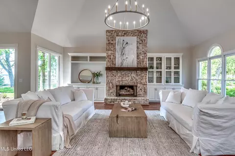 Living - 92 Grandview Cir, Brandon, MS 39047 photo 5 of 9