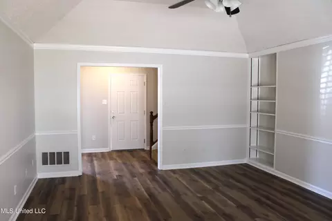 Living - 6724 Persimmon Cv, Olive Branch, MS 38654 photo 2 of 2