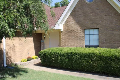 Exterior - 6724 Persimmon Cv, Olive Branch, MS 38654 photo 2 of 6