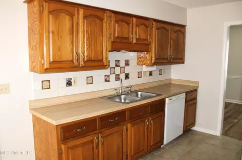 Kitchen - 6724 Persimmon Cv, Olive Branch, MS 38654 photo 2 of 2