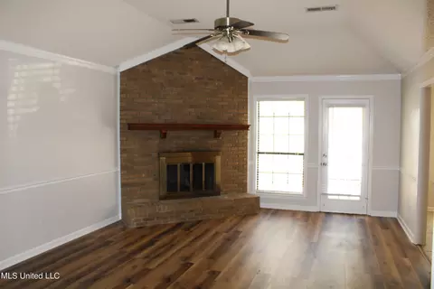 Living - 6724 Persimmon Cv, Olive Branch, MS 38654 photo 1 of 2