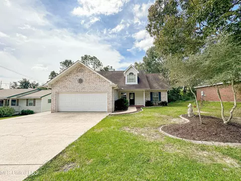 8922 Hamakua St, Diamondhead, MS 39525