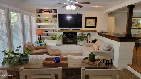 Living - 5438 Pine Lane Dr, Jackson, MS 39211 photo 4 of 4
