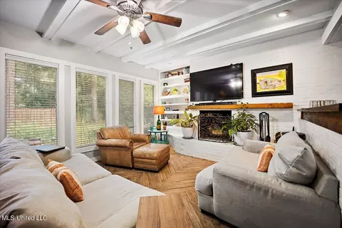 Living - 5438 Pine Lane Dr, Jackson, MS 39211 photo 2 of 4
