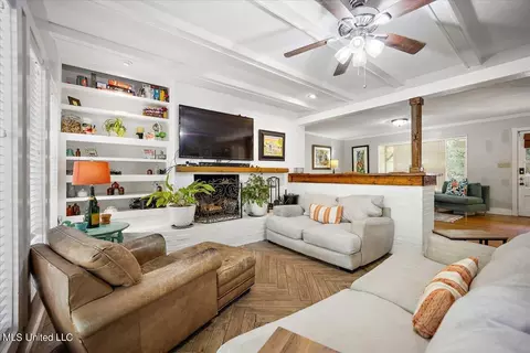 Living - 5438 Pine Lane Dr, Jackson, MS 39211 photo 3 of 4