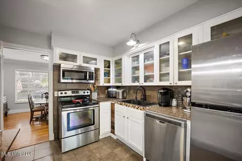 Kitchen - 5438 Pine Lane Dr, Jackson, MS 39211 photo 4 of 4