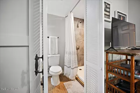 Bath - 5438 Pine Lane Dr, Jackson, MS 39211 photo 6 of 6