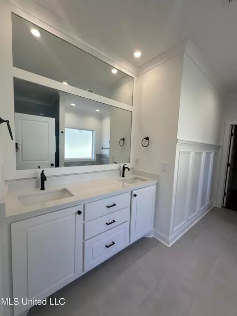 Bath - 419 Butternut Dr, Canton, MS 39046 photo 1 of 6