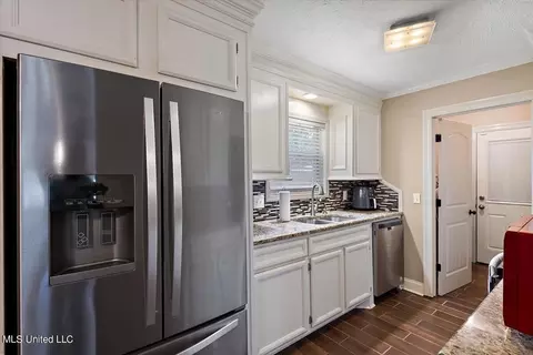 Kitchen - 5384 Brookhollow Dr, Jackson, MS 39212 photo 2 of 2