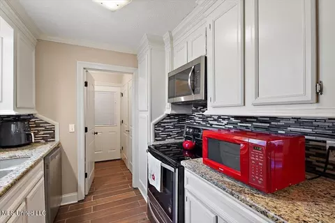 Kitchen - 5384 Brookhollow Dr, Jackson, MS 39212 photo 1 of 2