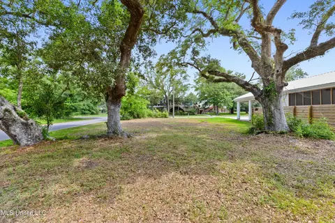210 Thomas St, Bay Saint Louis, MS 39520