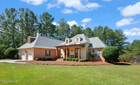2 Amur Ln, Hattiesburg, MS 39402