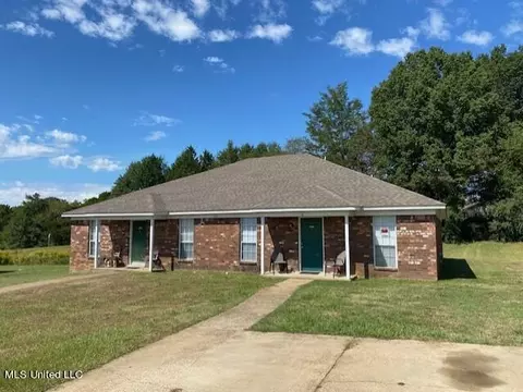 102 Nikki Dr #A & B, Senatobia, MS 38668