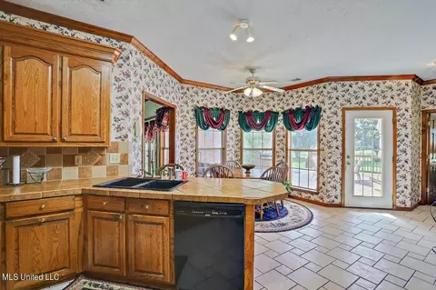 Kitchen - 117 Hall Dr, Brandon, MS 39042 photo 2 of 4
