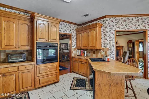 Kitchen - 117 Hall Dr, Brandon, MS 39042 photo 4 of 4