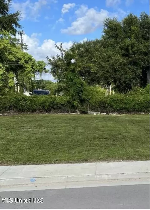 423 Reynoir St, Biloxi, MS 39530