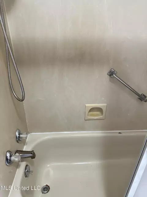Bath - 16 Park Crest Pl, Jackson, MS 39211 photo 2 of 2
