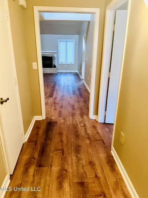Entry Way - 16 Park Crest Pl, Jackson, MS 39211 photo 1 of 1