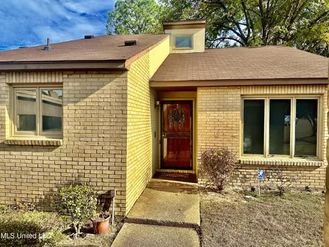 16 Park Crest Pl, Jackson, MS 39211