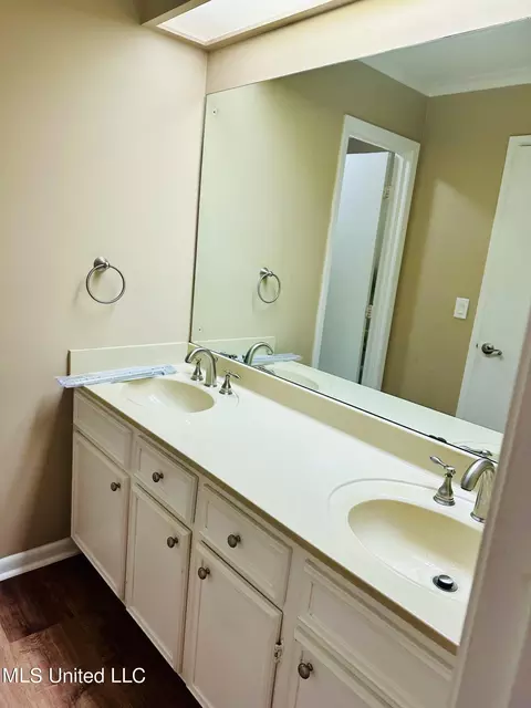 Bath - 16 Park Crest Pl, Jackson, MS 39211 photo 1 of 2