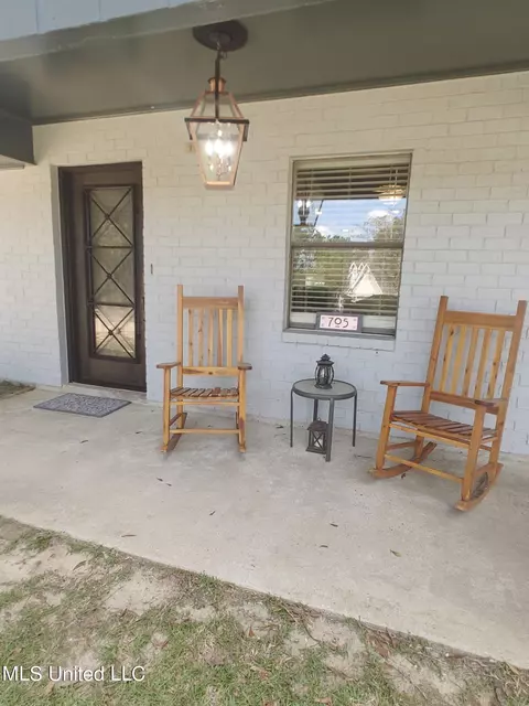 705 E Lakeshore Dr, Carriere, MS 39426