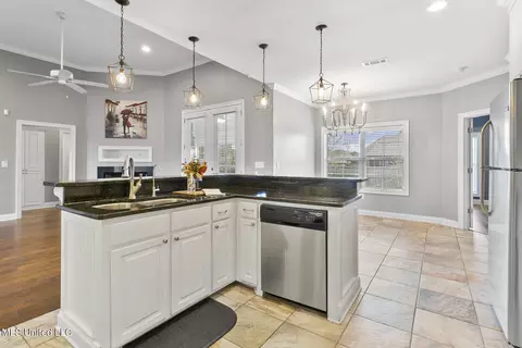Kitchen - 309 Emerald Way, Brandon, MS 39047 photo 4 of 5