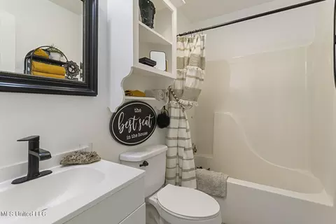 Bath - 406 Hemlock Dr, Flowood, MS 39232 photo 5 of 5