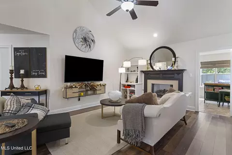 Living - 406 Hemlock Dr, Flowood, MS 39232 photo 2 of 3