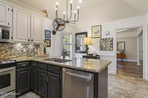 Kitchen - 406 Hemlock Dr, Flowood, MS 39232 photo 2 of 4