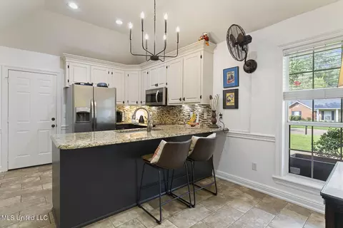Kitchen - 406 Hemlock Dr, Flowood, MS 39232 photo 3 of 4