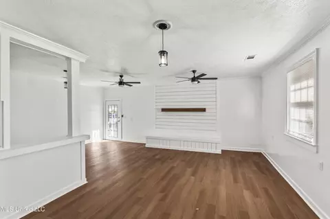 Living - 250 St Augustine Dr, Madison, MS 39110 photo 4 of 7