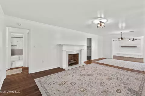 Living - 250 St Augustine Dr, Madison, MS 39110 photo 2 of 7