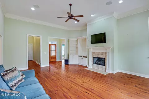 Living - 115 Turtle Ridge Dr, Brandon, MS 39047 photo 2 of 3