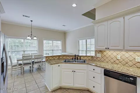 Kitchen - 115 Turtle Ridge Dr, Brandon, MS 39047 photo 3 of 4