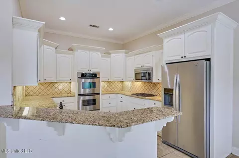 Kitchen - 115 Turtle Ridge Dr, Brandon, MS 39047 photo 2 of 4