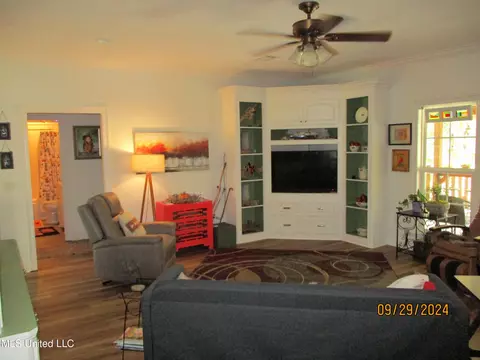 Living - 659 Ratliff Ferry Rd, Canton, MS 39046 photo 3 of 4