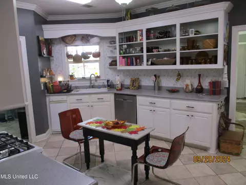 Kitchen - 659 Ratliff Ferry Rd, Canton, MS 39046 photo 2 of 4