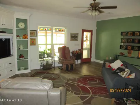 Living - 659 Ratliff Ferry Rd, Canton, MS 39046 photo 2 of 4