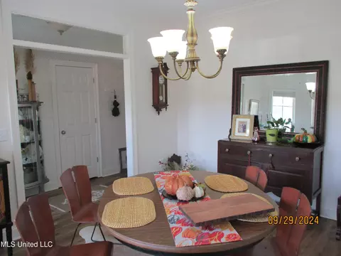 Dining - 659 Ratliff Ferry Rd, Canton, MS 39046 photo 1 of 2