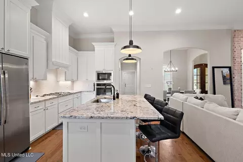 Kitchen - 352 Royal Pond Cir, Flowood, MS 39232 photo 3 of 5