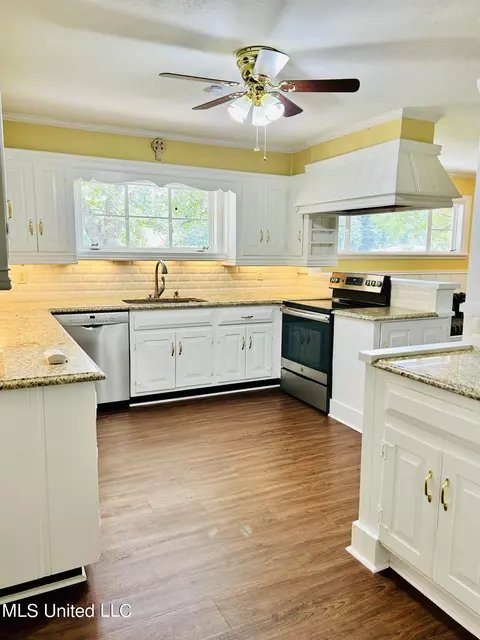 Kitchen - 2404 Audubon Dr, Laurel, MS 39440 photo 3 of 4